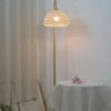 Lampa podłogowa z rattanu w minimalistycznym stylu
