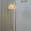 Lampa podłogowa z rattanu w minimalistycznym stylu