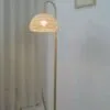 Lampa podłogowa z rattanu w minimalistycznym stylu Lampa podłogowa z rattanu w minimalistycznym stylu