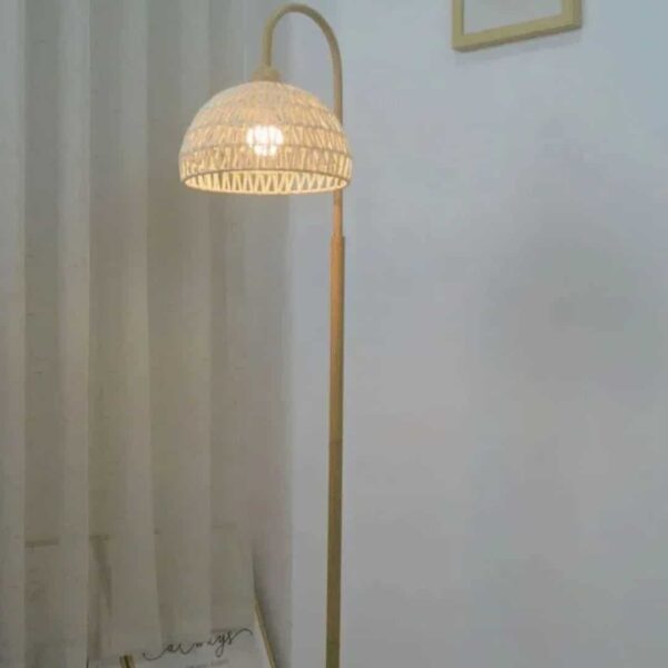 Lampa podłogowa z rattanu w minimalistycznym stylu