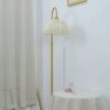 Lampa podłogowa z rattanu w minimalistycznym stylu