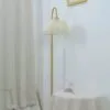 Lampa podłogowa z rattanu w minimalistycznym stylu Lampa podłogowa z rattanu w minimalistycznym stylu