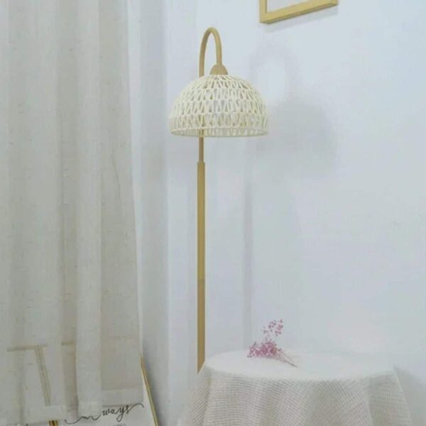 Lampa podłogowa z rattanu w minimalistycznym stylu