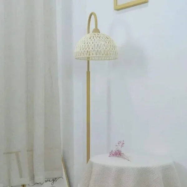Lampa podłogowa z rattanu w minimalistycznym stylu Lampa podłogowa z rattanu w minimalistycznym stylu