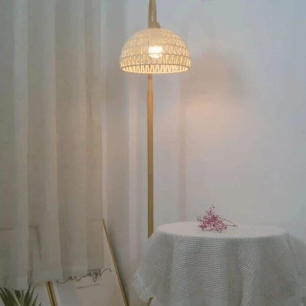 Lampa podłogowa z rattanu w minimalistycznym stylu