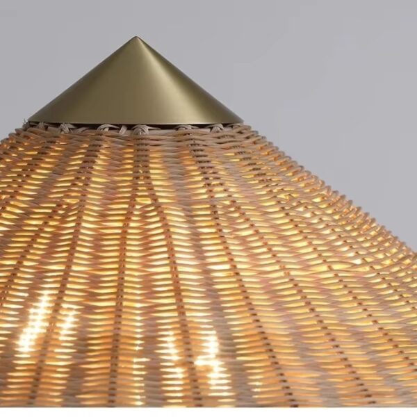 Lampa podłogowa z rattanu w stylu rustykalnym Lampa podłogowa z rattanu w stylu rustykalnym