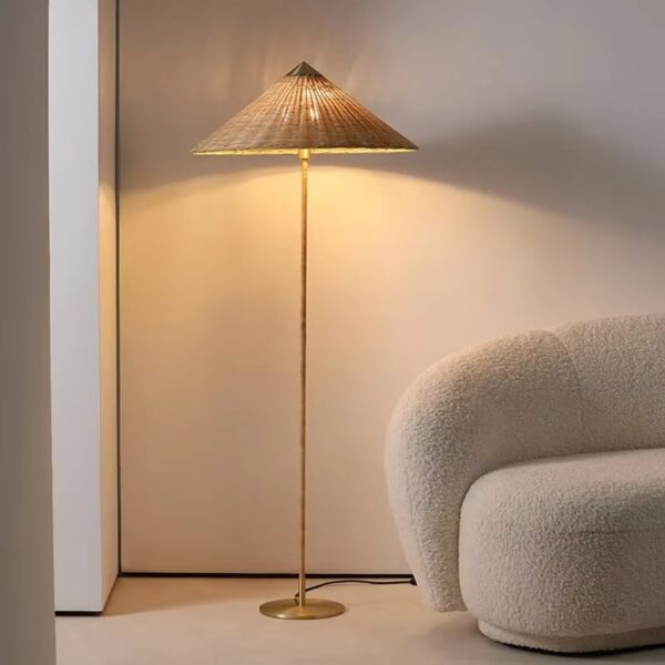 Lampa podłogowa z rattanu w stylu rustykalnym Lampa podłogowa z rattanu w stylu rustykalnym