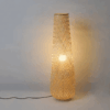 Lampa podłogowa z rattanu w stylu skandynawskim