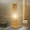 Lampa podłogowa z rattanu w stylu skandynawskim