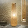 Lampa podłogowa z rattanu w stylu skandynawskim