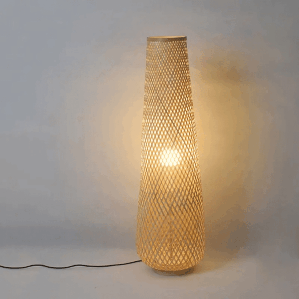 Lampa podłogowa z rattanu w stylu skandynawskim