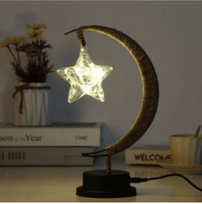 Lampa rattanowa USB w kształcie księżyca z żarówką gwiazdą Lampa rattanowa USB w kształcie księżyca z żarówką gwiazdą