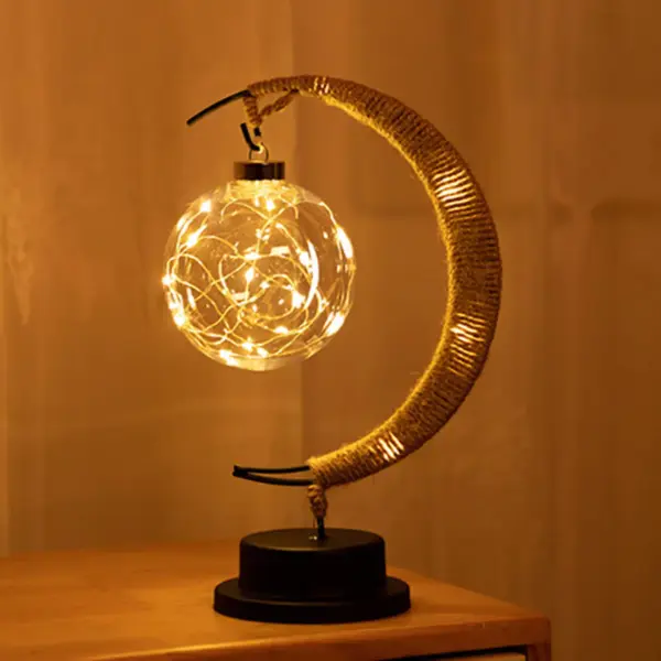 Lampa rattanowa USB w kształcie złotego księżyca Lampa rattanowa USB w kształcie złotego księżyca