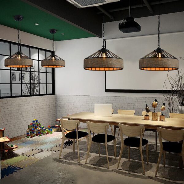 Lampa sufitowa rattanowa z czarnym stelażem