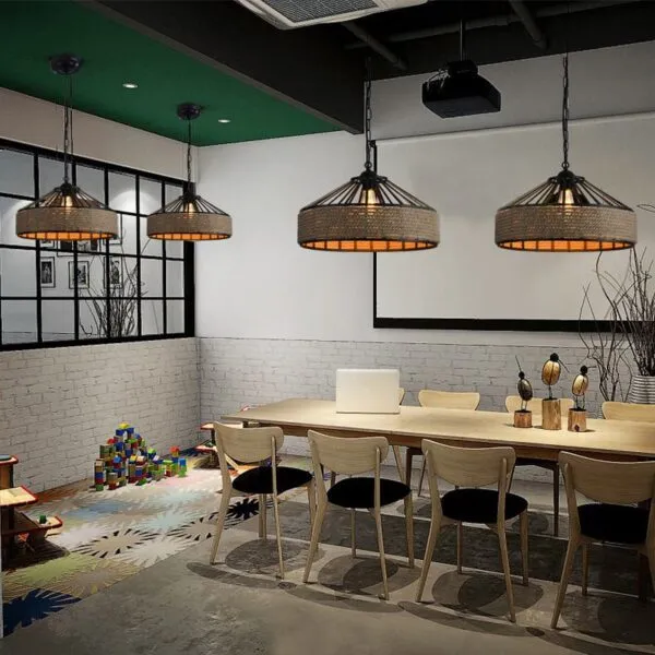 Lampa sufitowa rattanowa z czarnym stelażem
