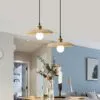 Lampa wisząca z drewna w łukowatym kształcie