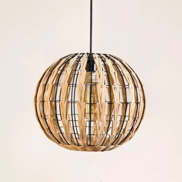 Lampa wiszaca z rattanu w klatce