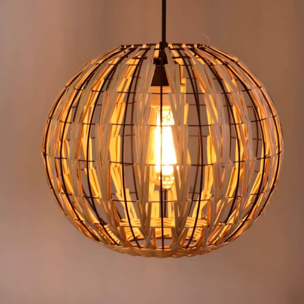 Lampa wiszaca z rattanu w klatce