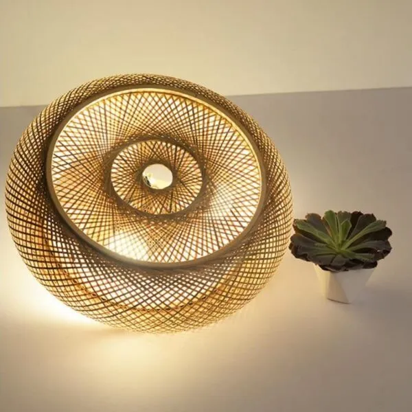 Lampa wisząca z rattanu w kształcie kopuły