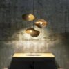 Lampa wisząca z rattanu w kształcie muszli