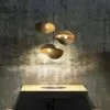 Lampa wisząca z rattanu w kształcie muszli