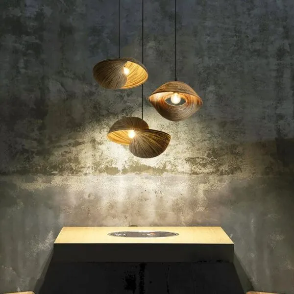 Lampa wisząca z rattanu w kształcie muszli