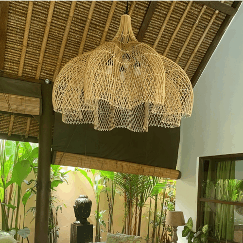Lampa wisząca z rattanu w orientalnym kształcie kopuły