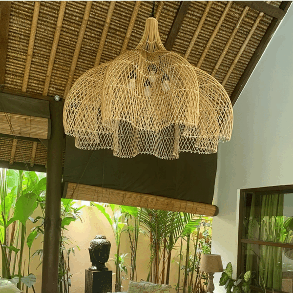 Lampa wisząca z rattanu w orientalnym kształcie kopuły