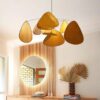 Lampa wisząca z tkaniny z pływającymi płatkami