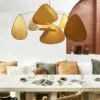 Lampa wisząca z tkaniny z pływającymi płatkami
