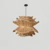 Lampa wisząca ze słomy w stylu skandynawskim Scandinavian straw pendant lamp hanging over a dining table, natural woven shade