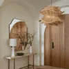 Lampa wisząca ze słomy w stylu skandynawskim Wisząca lampa ze słomy w skandynawskim wnętrzu, ciepłe światło