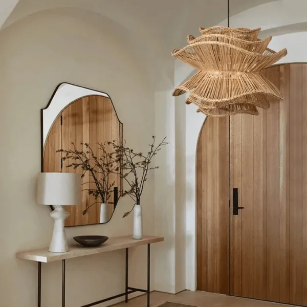 Lampa wisząca ze słomy w stylu skandynawskim Wisząca lampa ze słomy w skandynawskim wnętrzu, ciepłe światło