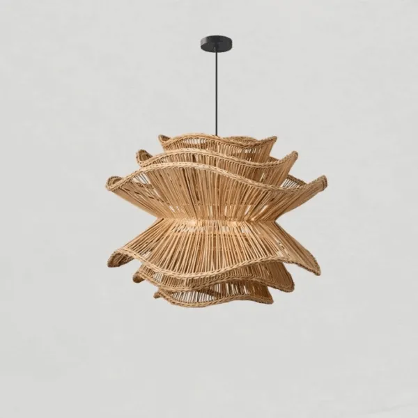 Lampa wisząca ze słomy w stylu skandynawskim Scandinavian straw pendant lamp hanging over a dining table, natural woven shade