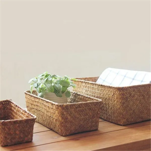 Mały prostokątny koszyk z rattanu do przechowywania