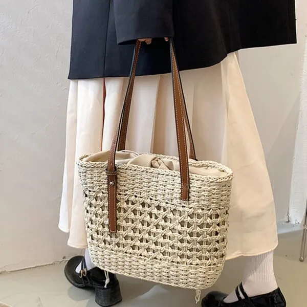 Modna torba plażowa ze słomy w kolorze beżowym