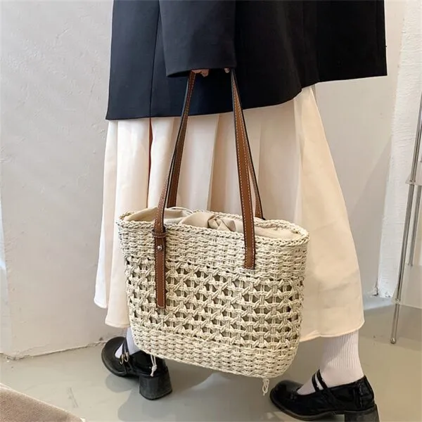 Modna torba plażowa ze słomy w kolorze beżowym