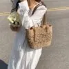 Modna torba plażowa ze słomy w kolorze brązowym Modna torba plażowa ze słomy w kolorze brązowym
