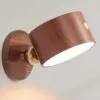 Nowoczesna drewniana lampa ścienna do sypialni