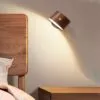 Nowoczesna drewniana lampa ścienna do sypialni