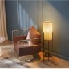 Nowoczesna lampa biurkowa z rattanu i metalu w cylindrycznym kształcie na nóżkach Nowoczesna lampa biurkowa z rattanu i metalu w cylindrycznym kształcie na nóżkach