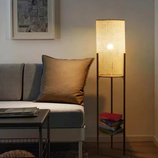 Nowoczesna lampa biurkowa z rattanu i metalu w cylindrycznym kształcie na nóżkach Nowoczesna lampa biurkowa z rattanu i metalu w cylindrycznym kształcie na nóżkach