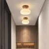 Nowoczesna lampa sufitowa z drewna i szkła Nowoczesna lampa sufitowa z drewna i szkła