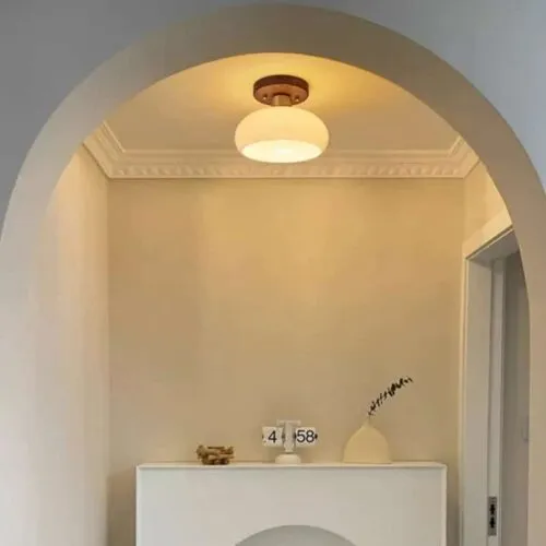 Nowoczesna lampa sufitowa z drewna i szkła