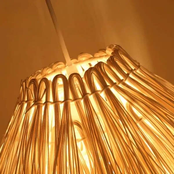 Nowoczesna lampa wisząca ze słomy i rattanu Nowoczesna lampa wisząca ze słomy i rattanu