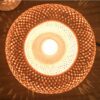 Okrągła lampka nocna z rattanu z drewnianą podstawą
