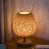 Okrągła lampka nocna z rattanu z drewnianą podstawą