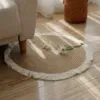Okrągły dywan z bawełny i lnu z pomponami