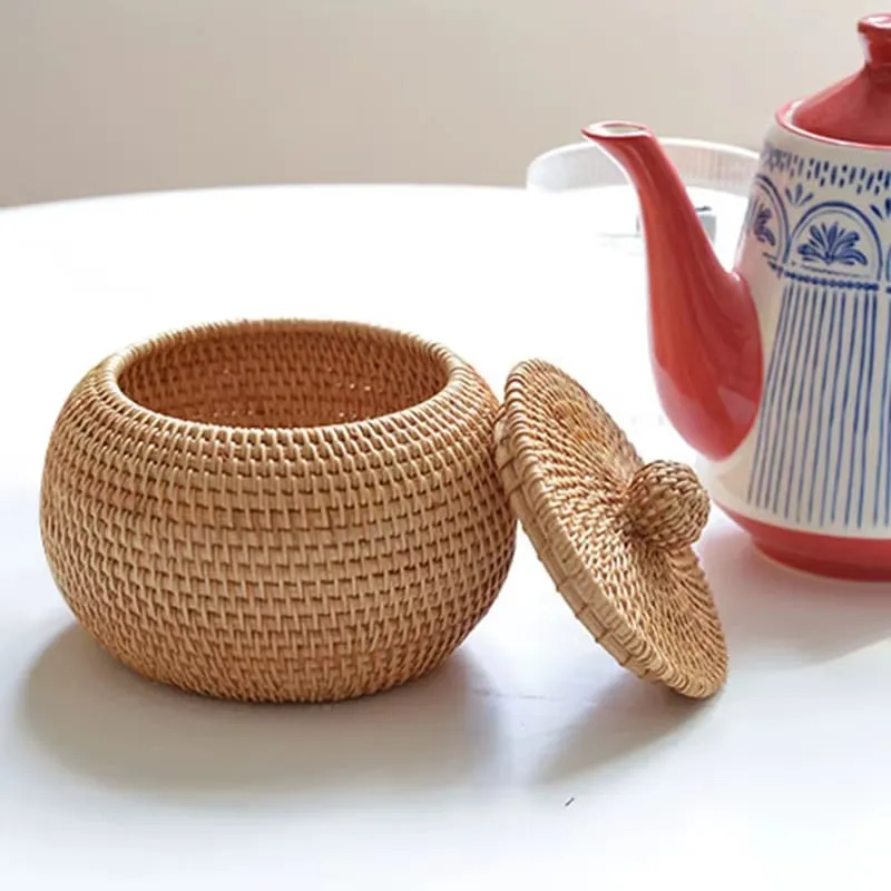 Naturalny rattan i plecione wieczko