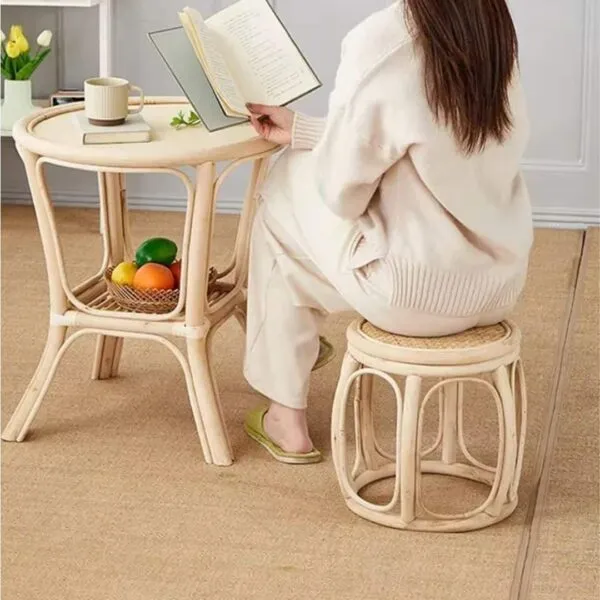 Okrągły taboret z wikliny w stylu retro Okrągły taboret z wikliny w stylu retro